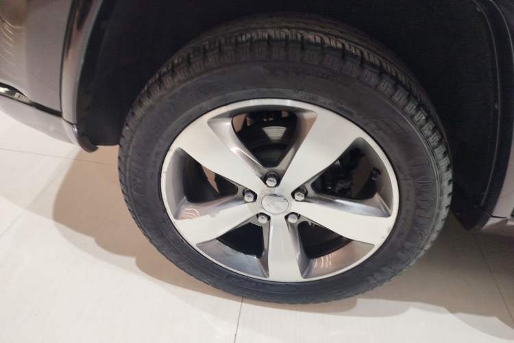 Used Jeep Grand Cherokee 2015 3.6L Luxury Navigation Edition Right Rear Wheel Hub