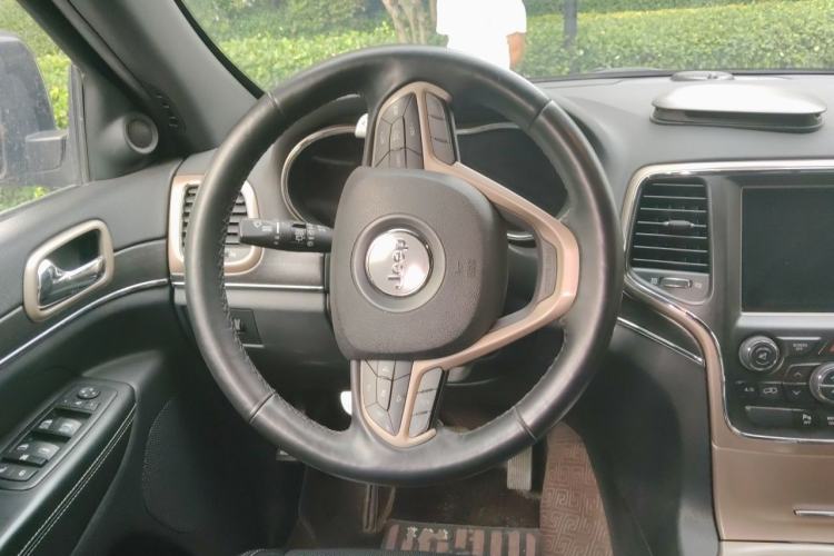 Used Jeep Grand Cherokee 2015 3.0L Comfort Navigation Edition Steering Wheel