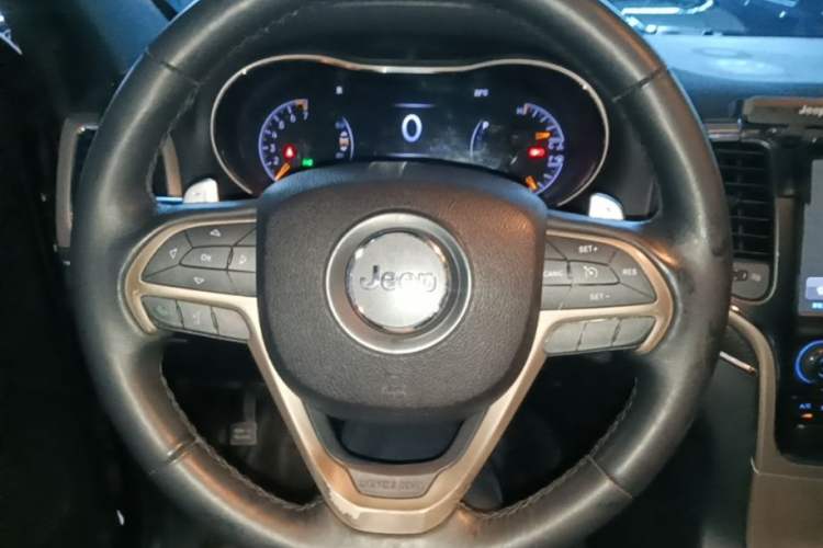 Used Jeep Grand Cherokee 2015 3.0L Comfort Navigation Edition Steering Wheel