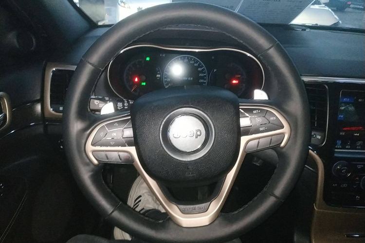 Used Jeep Grand Cherokee 2015 3.0L Comfort Navigation Edition Steering Wheel