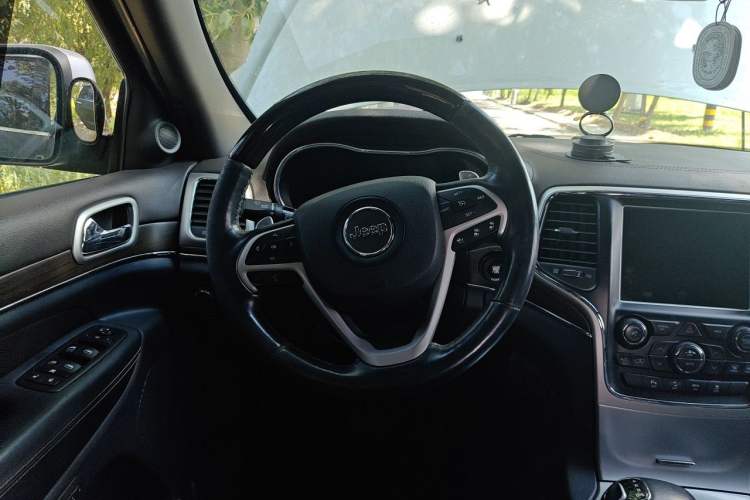 Used Jeep Grand Cherokee 2015 3.6L Luxury Navigation Edition Steering Wheel