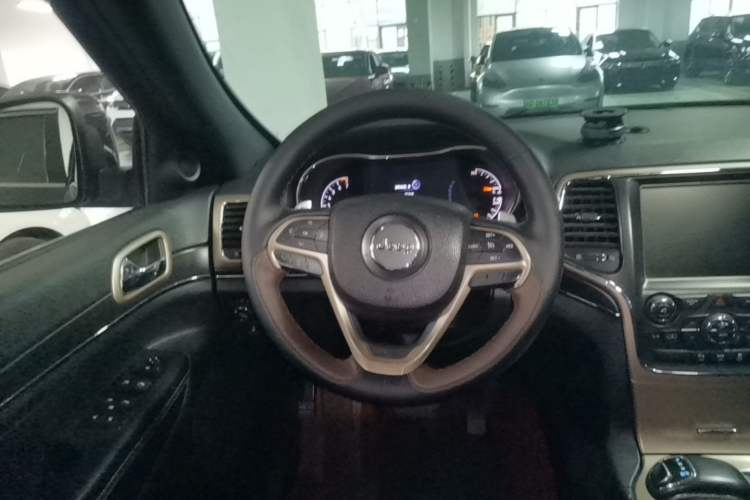 Used Jeep Grand Cherokee 2015 3.0L Comfort Navigation Edition Steering Wheel