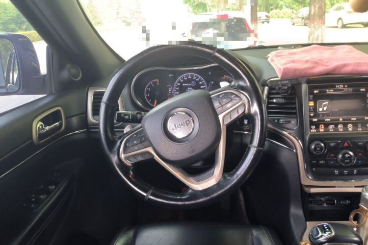 Used Jeep Grand Cherokee 2015 3.0TD Diesel Comfort Navigation Edition Steering Wheel