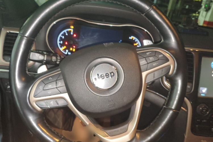 Used Jeep Grand Cherokee 2015 3.0TD Diesel Comfort Navigation Edition Steering Wheel
