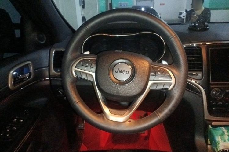 Used Jeep Grand Cherokee 2015 3.0TD Diesel Comfort Navigation Edition Steering Wheel