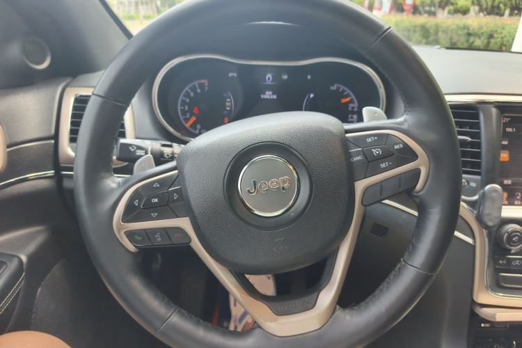 Used Jeep Grand Cherokee 2015 3.0L Comfort Navigation Edition Steering Wheel