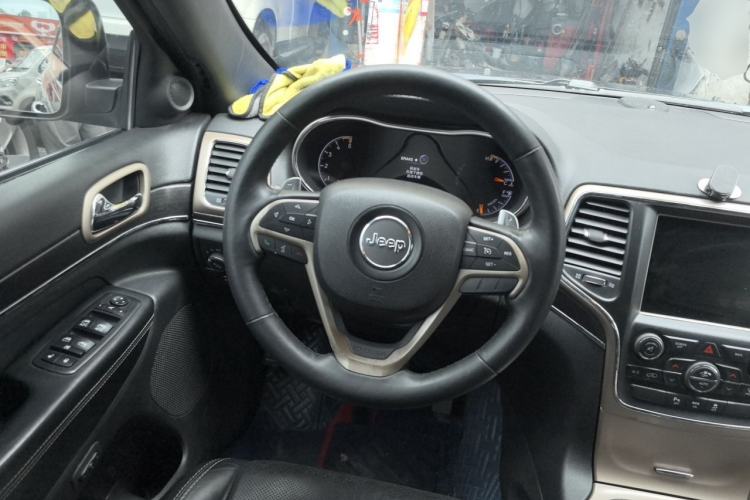 Used Jeep Grand Cherokee 2015 3.0TD Diesel Elite Navigation Edition Steering Wheel