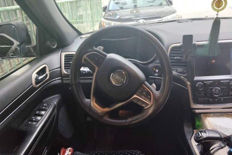 Used Jeep Grand Cherokee 2015 3.0L Elite Navigation Edition Steering Wheel