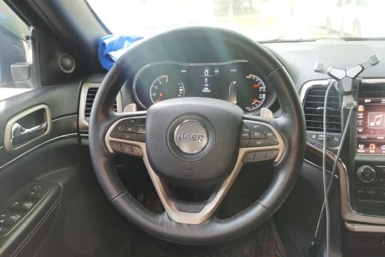 Used Jeep Grand Cherokee 2015 3.0TD Diesel Comfort Navigation Edition Steering Wheel