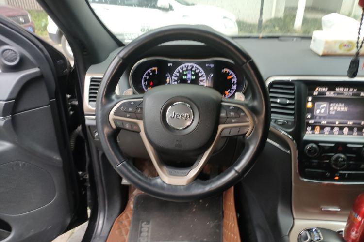 Used Jeep Grand Cherokee 2015 3.0TD Diesel Comfort Navigation Edition Steering Wheel
