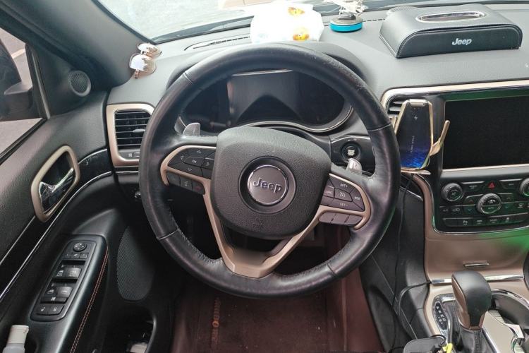 Used Jeep Grand Cherokee 2015 3.0TD Diesel Comfort Navigation Edition Steering Wheel