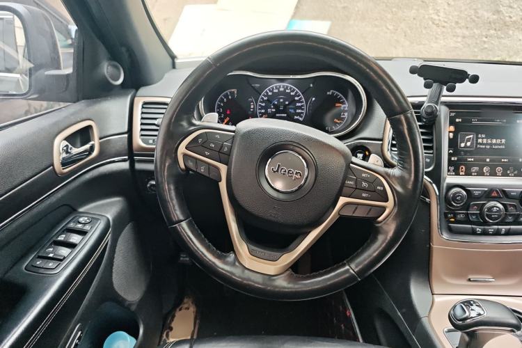 Used Jeep Grand Cherokee 2015 3.0L Comfort Navigation Edition Steering Wheel