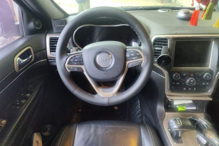 Used Jeep Grand Cherokee 2015 3.0TD Diesel Comfort Navigation Edition Steering Wheel