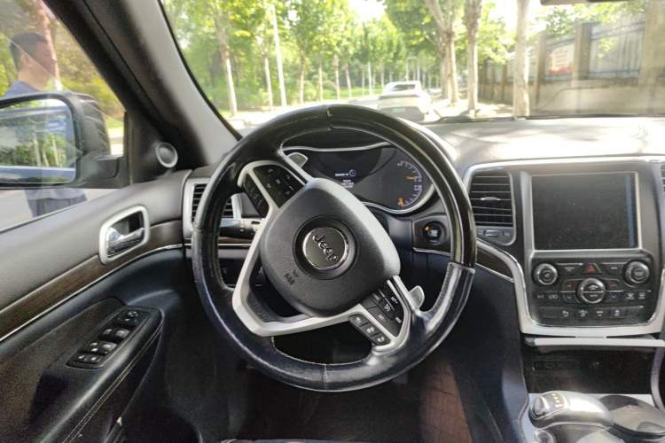 Used Jeep Grand Cherokee 2015 3.6L Elite Navigation Edition Steering Wheel