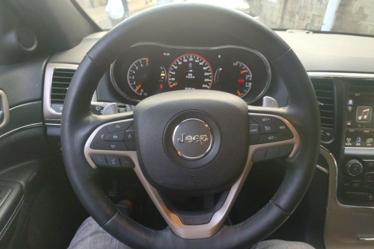 Used Jeep Grand Cherokee 2015 3.0L Comfort Navigation Edition Steering Wheel