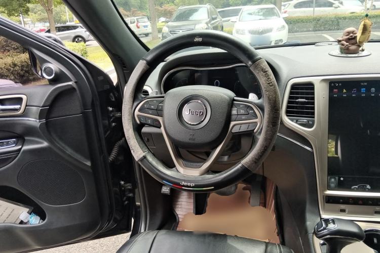 Used Jeep Grand Cherokee 2015 3.0TD Diesel Comfort Navigation Edition Steering Wheel