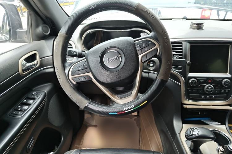 Used Jeep Grand Cherokee 2015 3.0TD Diesel Comfort Navigation Edition Steering Wheel