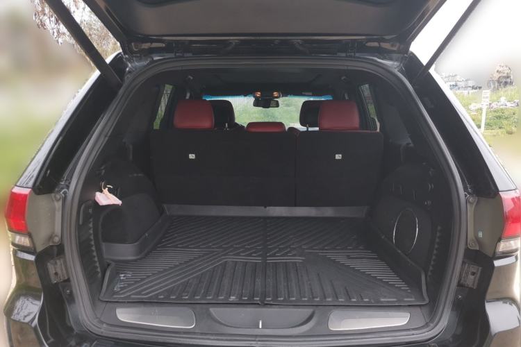 Used Jeep Grand Cherokee 2015 3.0TD Diesel Comfort Navigation Edition Trunk