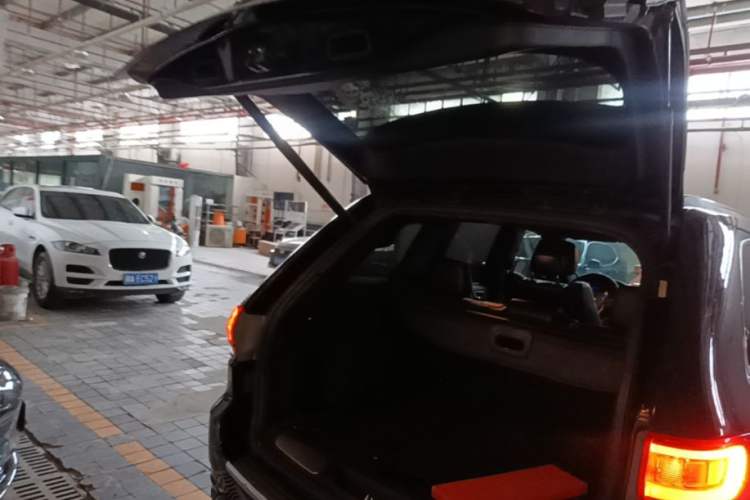 Used Jeep Grand Cherokee 2015 3.0L Comfort Navigation Edition Trunk