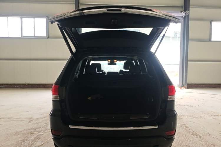 Used Jeep Grand Cherokee 2015 3.0TD Diesel Comfort Navigation Edition Trunk