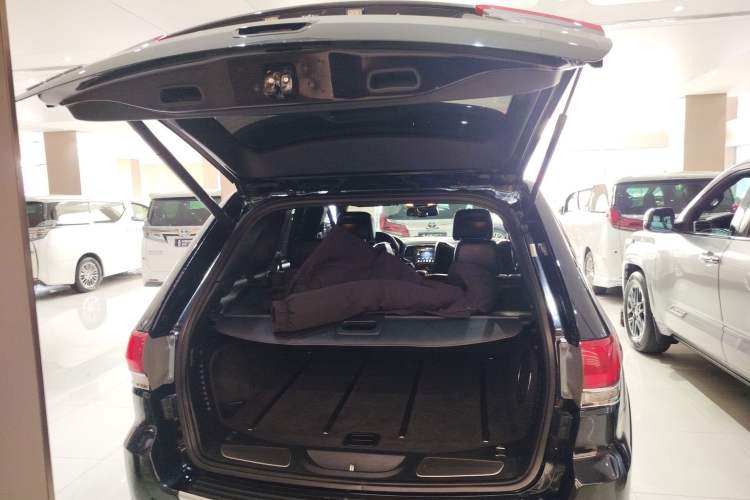 Used Jeep Grand Cherokee 2015 3.6L Luxury Navigation Edition Trunk