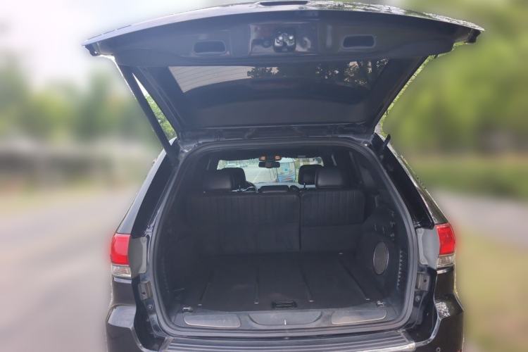 Used Jeep Grand Cherokee 2015 3.0L Comfort Navigation Edition Trunk