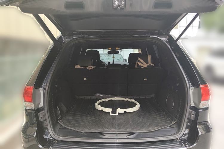 Used Jeep Grand Cherokee 2015 3.0L Elite Navigation Edition Trunk