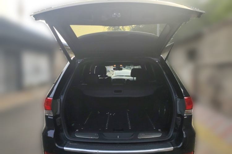 Used Jeep Grand Cherokee 2015 3.0L Comfort Navigation Edition Trunk