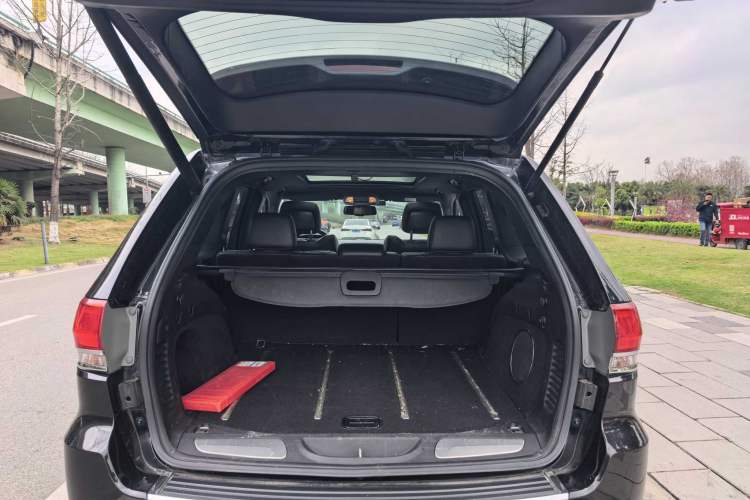 Used Jeep Grand Cherokee 2015 3.0L Elite Navigation Edition Trunk