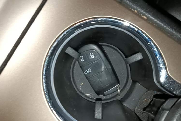 Used Jeep Grand Cherokee 2015 3.0L Comfort Navigation Edition Vehicle Key