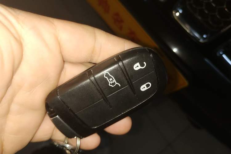Used Jeep Grand Cherokee 2015 3.0L Comfort Navigation Edition Vehicle Key