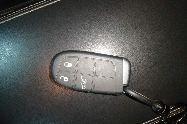 Used Jeep Grand Cherokee 2015 3.0TD Diesel Comfort Navigation Edition Vehicle Key