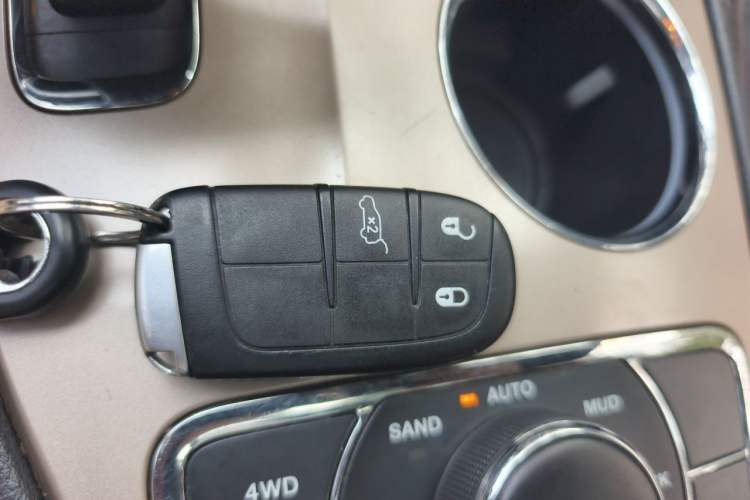 Used Jeep Grand Cherokee 2015 3.0L Comfort Navigation Edition Vehicle Key