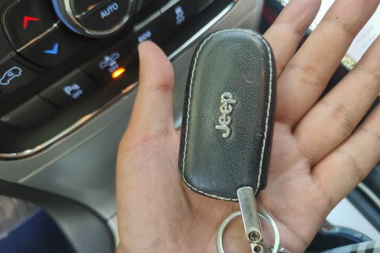 Used Jeep Grand Cherokee 2015 3.6L Luxury Navigation Edition Vehicle Key