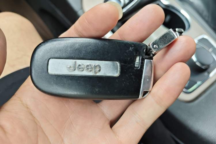Used Jeep Grand Cherokee 2015 3.0TD Diesel Comfort Navigation Edition Vehicle Key