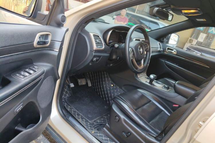 Used Jeep Grand Cherokee 2015 3.0L Elite Navigation Edition Driver Seat