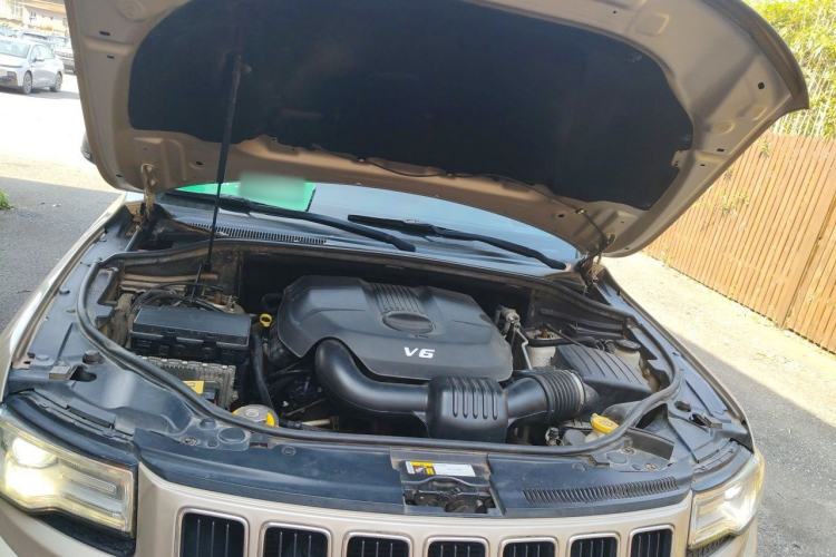 Used Jeep Grand Cherokee 2015 3.0L Elite Navigation Edition Engine Bay