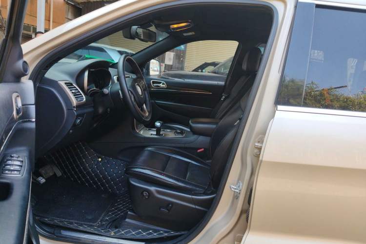 Used Jeep Grand Cherokee 2015 3.0L Elite Navigation Edition Left Front Seat