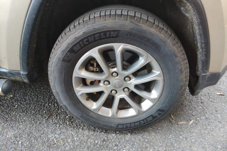 Used Jeep Grand Cherokee 2015 3.0L Elite Navigation Edition Right Front Wheel Hub