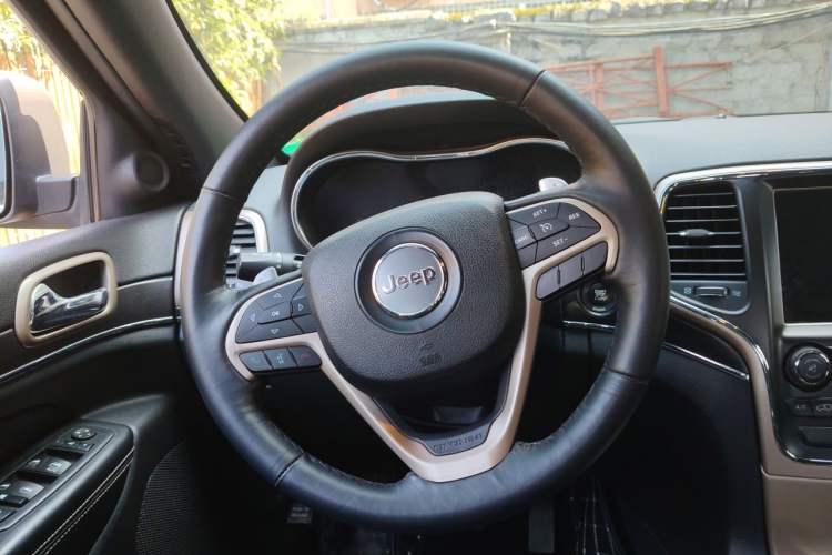 Used Jeep Grand Cherokee 2015 3.0L Elite Navigation Edition Steering Wheel