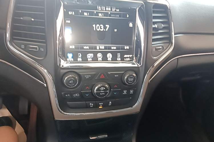 Used Jeep Grand Cherokee 2015 3.0TD Diesel Elite Navigation Edition Audio And AC Panel