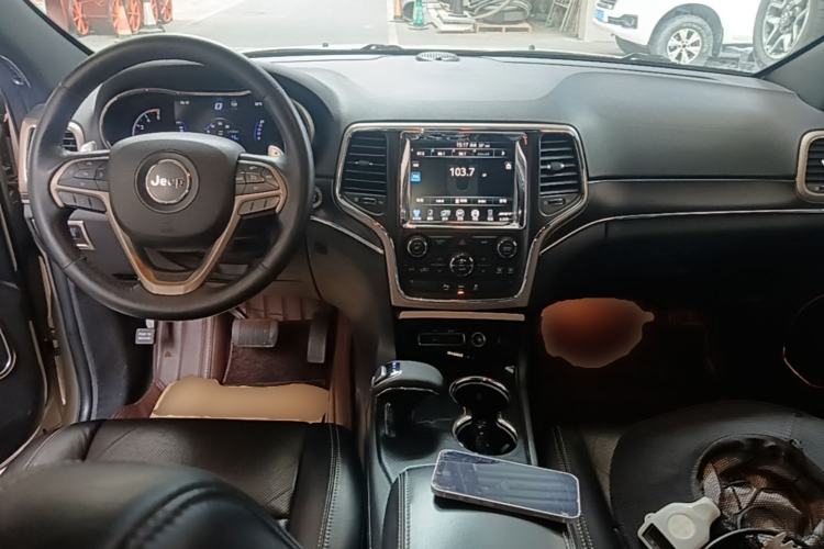 Used Jeep Grand Cherokee 2015 3.0TD Diesel Elite Navigation Edition Center Console
