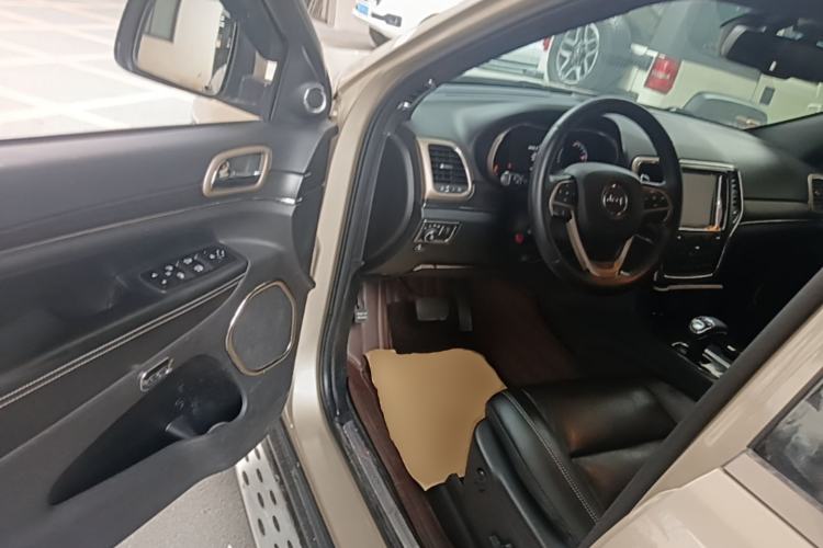 Used Jeep Grand Cherokee 2015 3.0TD Diesel Elite Navigation Edition Driver Seat