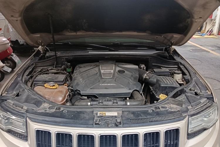 Used Jeep Grand Cherokee 2015 3.0TD Diesel Elite Navigation Edition Engine Bay