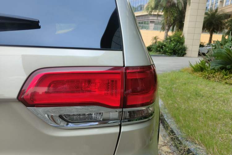 Used Jeep Grand Cherokee 2015 3.0TD Diesel Elite Navigation Edition Exterior 6
