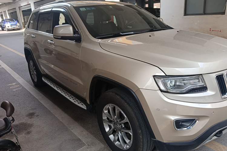 Used Jeep Grand Cherokee 2015 3.0TD Diesel Elite Navigation Edition Front Right 45 Deg