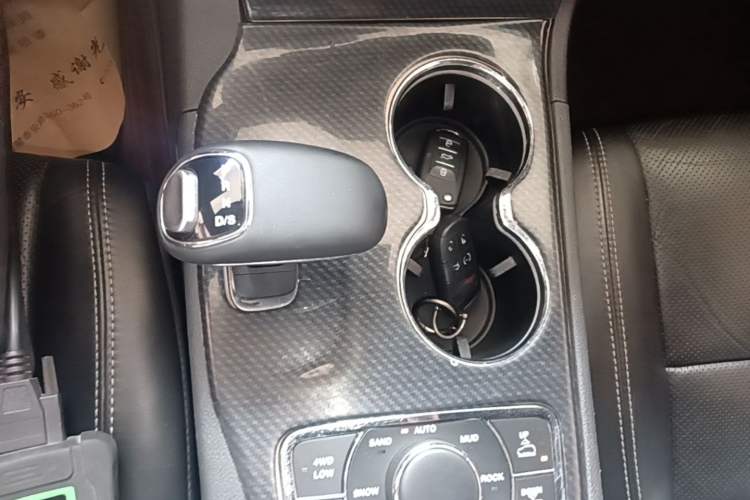 Used Jeep Grand Cherokee 2015 3.0TD Diesel Elite Navigation Edition Gear Lever