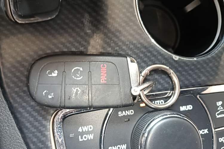 Used Jeep Grand Cherokee 2015 3.0TD Diesel Elite Navigation Edition Interior 1
