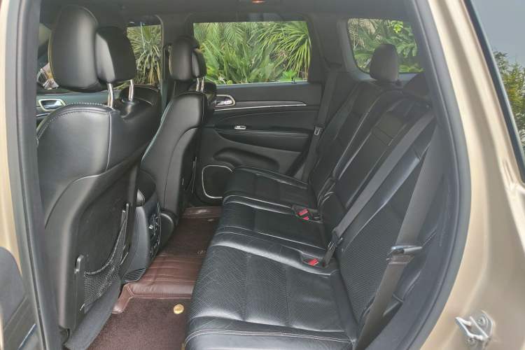 Used Jeep Grand Cherokee 2015 3.0TD Diesel Elite Navigation Edition Interior 2