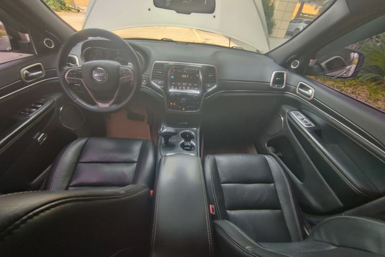 Used Jeep Grand Cherokee 2015 3.0TD Diesel Elite Navigation Edition Interior 3